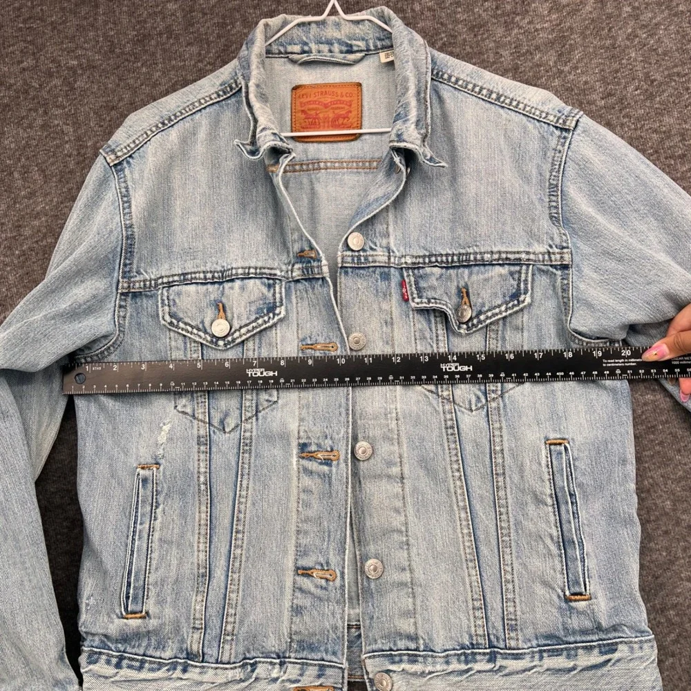 Levis Womens Light Wash Denim Trucker Jacket Size M Blue Distressed S40117